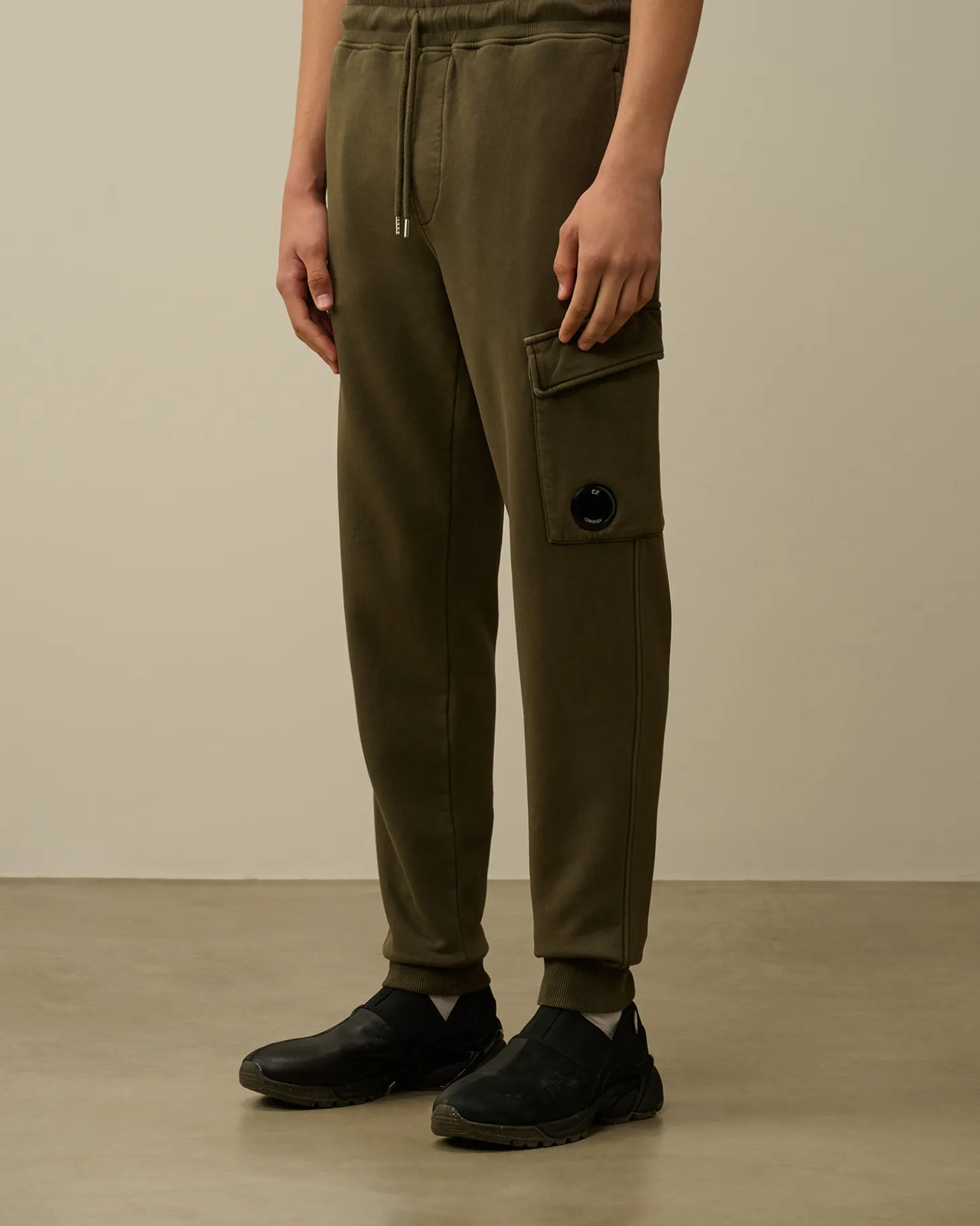 Brushed and Emerized Diagonal Fleece Cargo Sweatpants<C.P. Company Hot